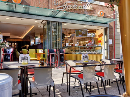 Zu sehen ist die Eisdiele Fontanella in Mannheim.