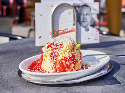 Spagetti-Eis auf einem Teller in der Eisdiele Fontanella.