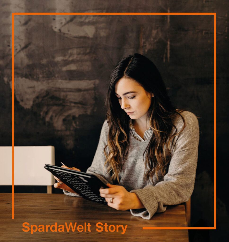 Eine junge Frau blickt ernst in ihr Tablet. Um das Bild herum ist ein orangener Rahmen. Der Schriftzug "SpardaWelt Story" weißt darauf hin, dass es sich um eine Empfehlung zu einer anderen SpardaWelt Story handelt.