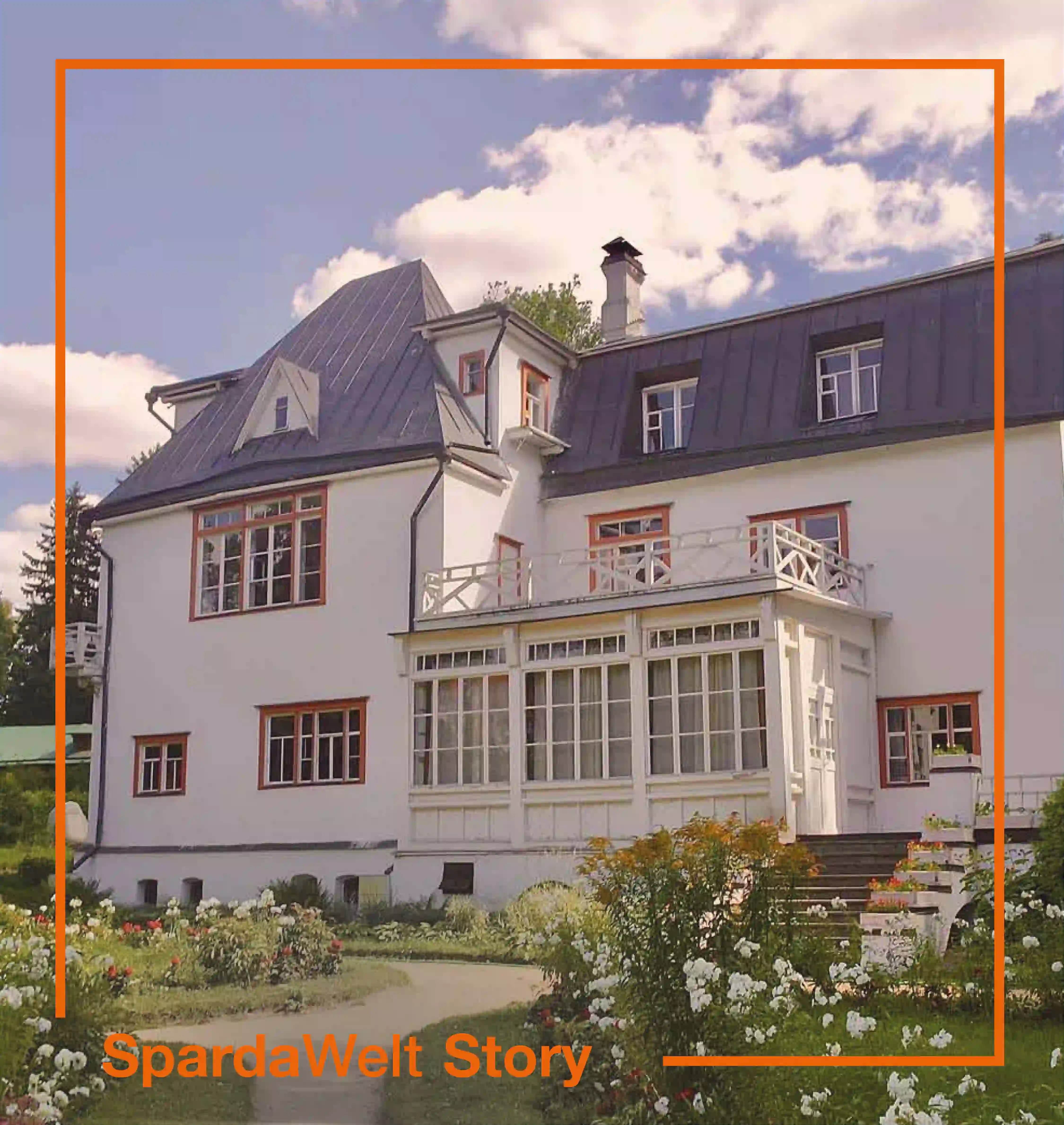 Zu sehen ist ein älteres aber gut erhaltenes weißes Haus in einem schönen Garten mit Blumen und Bäumen. Um das Bild herum ist ein orangener Rahmen. Der Schriftzug "SpardaWelt Story" weißt darauf hin, dass es sich um eine Empfehlung zu einer anderen SpardaWelt Story handelt.